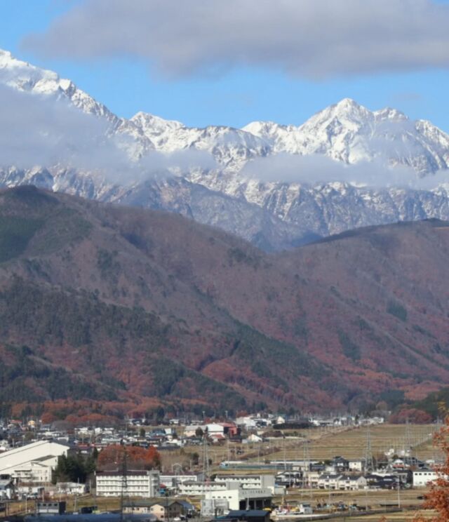 @大町公園

秋終盤
雲に隠れた午前中の北アルプス

･･━━━━━━━━━━━････・⁡
◎⁡立山黒部アルペンルート ・黒部ダム ⁡
⁡今年は⁡⁡関電トンネルバス開通60周年。
立山トンネルトロリーバスラストラン。11月30日まで。
⁡････━━━━━━━━━━━････・

～待ち遠しいスキー場情報～
#HAKUBAVALLEY
爺ガ岳スキー場  12月13日(金)open予定
鹿島槍スキー場  12月14日(土)open予定

⁡････━━━━━━━━━━━････・

#紅葉#紅葉見ごろ過ぎ#晩秋
#秋 から #冬
#秋の旅行#山好き#秋
#北アルプス⁡ #後立山連峰
⁡#立山黒部アルペンルート⁡
⁡#黒部ダム  の長野県側の玄関口
⁡#長野県大町市 #長野県#大町市#信濃大町⁡
⁡#信州#観光#後立山連峰 ⁡
⁡#田舎好き#自然好きな人と繋がりたい
⁡#長野市⁡#松本市#白馬#安曇野 
⁡#旅 の拠点#大町