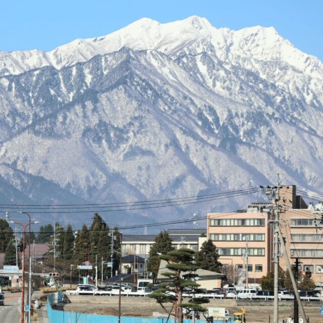 北アルプスには雪が似合います。
週末降った市街地の初雪はすぐ溶けた大町です。

立山黒部アルペンルートの今年度の営業が終了しました。
スノーシーズンがはじまります！
⁡⁡⁡
⁡⁡この山、爺ヶ岳と右隣の鹿島槍ヶ岳の麓がスキー場
⁡
⁡⁡～待ち遠しいスキー場情報～
HAKUBAVALLEY
爺ガ岳スキー場  12月13日(金)open予定
鹿島槍スキー場  12月14日(土)open予定
⁡⁡⁡
⁡⁡
⁡
⁡信濃大町駅から徒歩5分の風景
⁡⁡
#信濃大町駅 はもう少し秋
#雪#ウィンターシーズン
#HAKUBAVALLEY
#ファミリーゲレンデ の大町
#雪のある暮らし
#冬がはじまる
#冬の旅行#山好き#冬
#北アルプス⁡ #後立山連峰
⁡#立山黒部アルペンルート⁡
⁡#黒部ダム  の長野県側の玄関口
⁡#長野県大町市 #長野県#大町市#信濃大町⁡
⁡#信州#観光#後立山連峰 ⁡
⁡#田舎好き#自然好きな人と繋がりたい
⁡#長野市⁡#松本市#白馬#安曇野 
⁡#旅 の拠点

 ………………………………………………………

📍大町をおトクに旅しよう！

高速道路を使って大町市へ観光、アクティビティ、温泉などにお越しのお客様に大変お得な旅プランです！

首都 (東京や神奈川)圏、中京圏(愛知県や岐阜県)、静岡県発着で高速道路を使う方には、『速旅・ドライブプランで信濃大町へ行こう！』がおすすめ！

指定の高速道路が定額で乗り放題になる高速道路周遊パスに、大町温泉郷の対象7施設で使える、宿泊商品券（10,000円分）がセットになってお得！！！

※高速道路周遊パスとは、利用期間内であれば、高速道路のあらかじめ定まった特定の周遊エリア内のICでは何度でも乗り降り自由（乗り放題）にできる高速道路の定額料金プランです。

★対象ホテル
黒部観光ホテル
立山プリンスホテル
緑翠亭 景水
黒部ビューホテル
アルペンルートホテル
ホテル夢の湯
信濃の里 ときしらずの宿 織花

🔍詳細は
『速旅・ドライブプランで信濃大町へ行こう！』で検索してください。
・････━━━━━━━━━━━････・⁡
⁡⁡

⁡